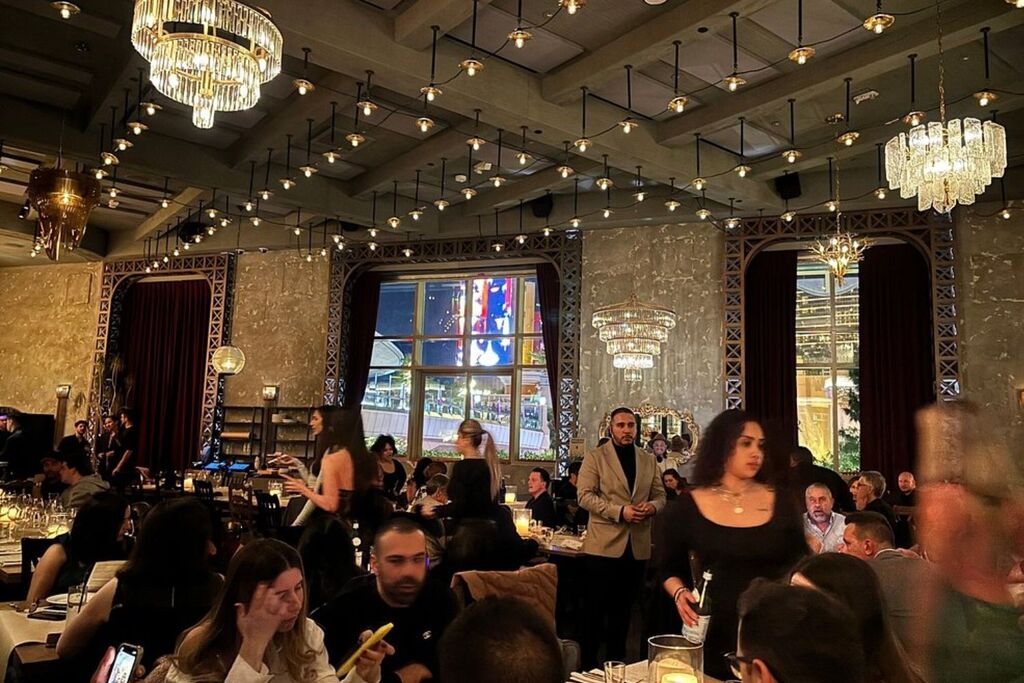  HaSalon Las Vegas with upscale decor and a warm ambiance