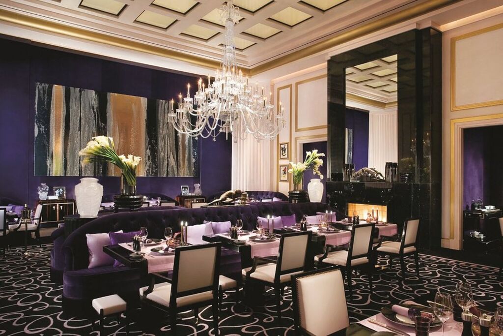 Joël Robuchon with upscale decor and a warm ambiance