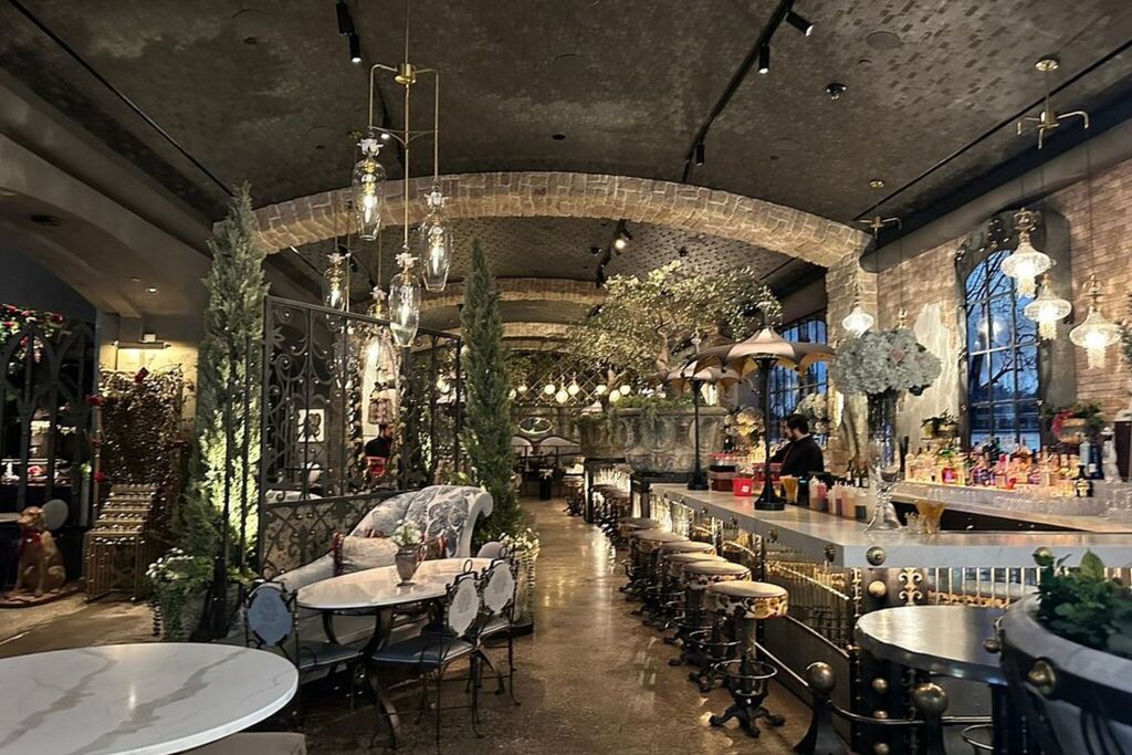 Vanderpump à Paris with upscale decor and a warm ambiance
